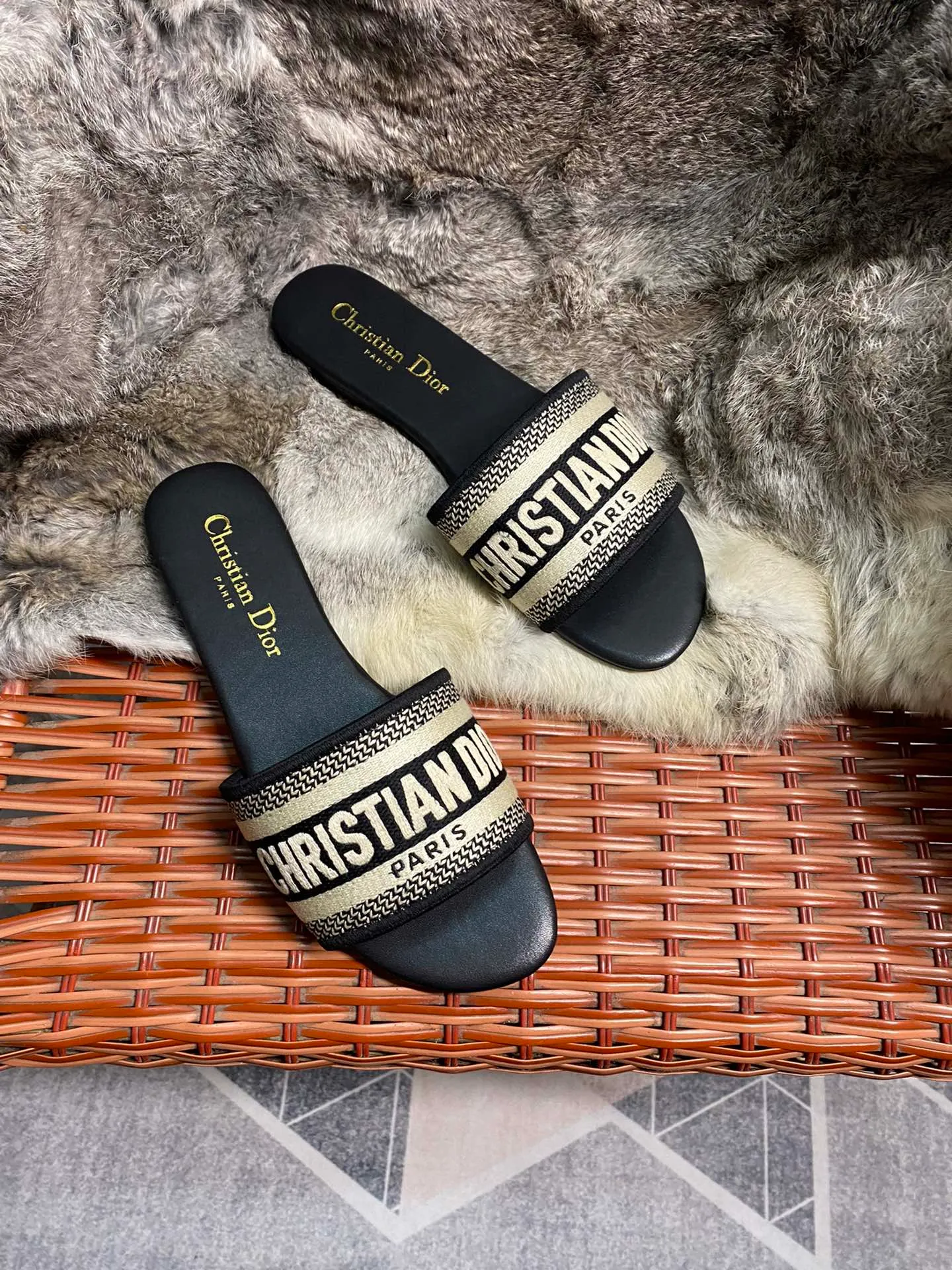 👟👟Ex-factory price 360👟👟 Dior Dior West Coast Hawaiian style, Logo woven canvas slippers®️ classic and high-quality glamorous masterpiece. The most popular spring and summer series in the counter. It has temperament, fashion, classic and eye-catching design style. 😌The effect on the feet is particularly beautiful〰️ ⚠️ •Upper: original customized canvas computer embroidery Logo •Inner/foot pad: original customized sheepskin lining sheepskin pad •Size:35-43